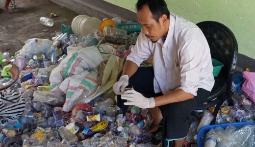 Demi Jaga Lingkungan, ASN Loteng Ini Tiap Hari Ngurus Sampah - GenPI.co NTB