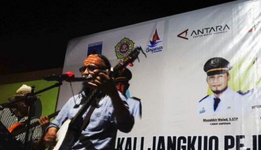 Top, Penampilan Ary Juliant & Bluegrass di Festival Kali Jangkuk - GenPI.co NTB