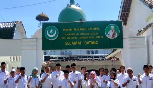 Perindo NTB Ziarah Makam Pahlawan TGKH Zainuddin Abdul Madjid - GenPI.co NTB
