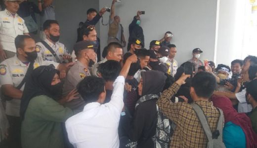 Demo di Kantor Bupati Lombok Tengah, Mahasiswa Kecewa - GenPI.co NTB