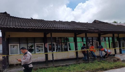 Polisi Olah TKP Kebakaran SMPN 1 Praya Barat Lombok Tengah - GenPI.co NTB