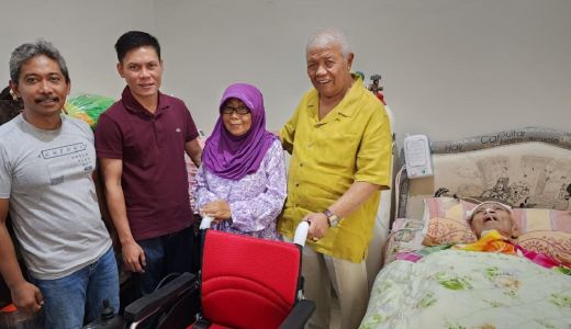 Rachmat Hidayat Beri Kursi Roda ke Guru Besar Unram - GenPI.co NTB