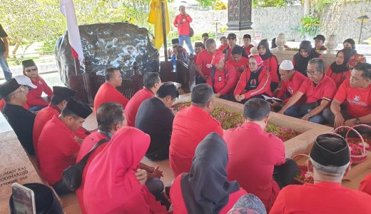 Ziarah di Makam Bung Karno, Kader PDIP Doakan Megawati Soekarnoputri Sehat - GenPI.co NTB