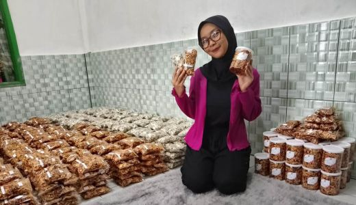 Siti Si Pengusaha Muda Lombok Tengah, Bisnis Camilan Omzet Ratusan Juta - GenPI.co NTB