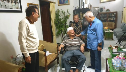 Beri Kursi Roda kepada Pensiunan ASN, Rachmat Hidayat: Wujud Syukur - GenPI.co NTB