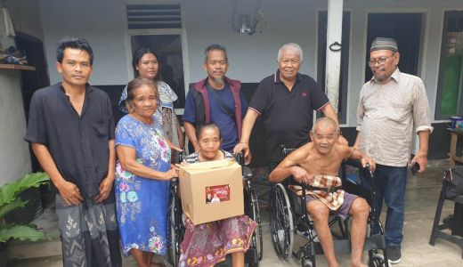 Rachmat Hidayat PDIP Beri Pasutri dan Pensiunan Guru Kursi Roda Elektrik - GenPI.co NTB