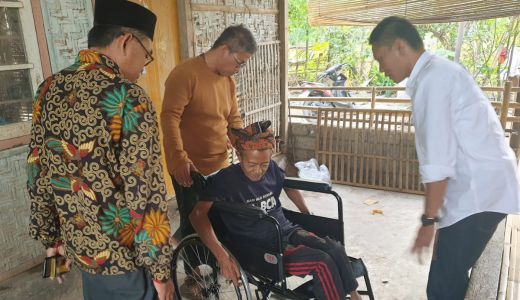 Beri Kursi Roda, Rachmat Hidayat PDIP Angkat Hidup Warga Difabel - GenPI.co NTB