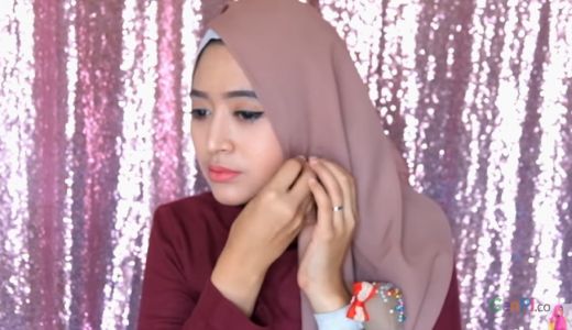 Girl! Ini Cara Pakai Hijab Segi Empat yang Modis - GenPI.co NTB