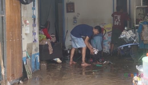 Warga Perumahan Bhayangkara Bersihkan Sisa Banjir - GenPI.co NTB