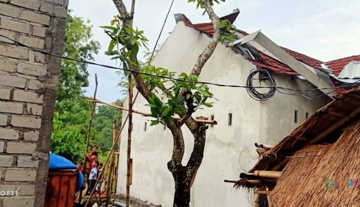 Belasan Rumah di Lombok Tengah Rusak Diterjang Puting Beliung - GenPI.co NTB