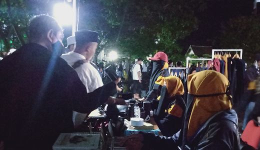 UAS Datang, Jualan Muslim United di Lombok Tengah Laku - GenPI.co NTB