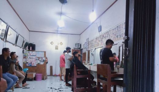 Tampil Rapi Saat Lebaran, Tukang Cukur Diserbu Warga Loteng - GenPI.co NTB