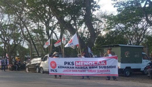 PKS Lombok Tengah Unjuk Rasa Tolak Kenaikan Harga BBM - GenPI.co NTB
