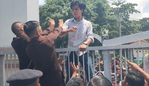 Buntut Laporkan Aktivis, Mahasiswa Demo DPRD NTB - GenPI.co NTB