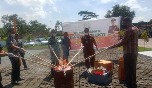 Kejari Lombok Tengah Musnahkan Barang Bukti 47 Perkara - GenPI.co NTB