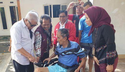 Lumpuh, Rachmat Hidayat Bantu Mantan Kades Kuripan - GenPI.co NTB