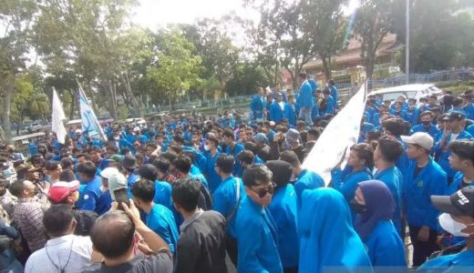 Demo Gubernur Riau, Mahasiswa UIR: Rakyat Menjerit - GenPI.co RIAU