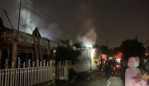 Kebakaran Besar di Pekanbaru, 3 Rumah dan 1 Mobil Ludes - GenPI.co RIAU