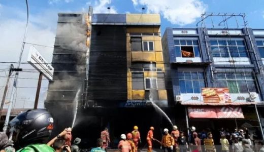Ruko 3 Lantai di Pekanbaru Terbakar, Ini Penyebabnya - GenPI.co RIAU