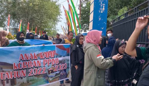 Protes PPDB, Sejumlah Orang Tua Unjuk Rasa di SMA 12 Pekanbaru - GenPI.co RIAU