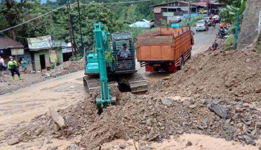 Petugas Siaga, Sejumlah Jalan di Riau Potensi Bencana Longsor - GenPI.co RIAU