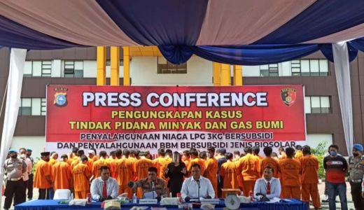 Polda Riau Gerebek Penyulingan Elpiji Subsidi Ilegal - GenPI.co RIAU