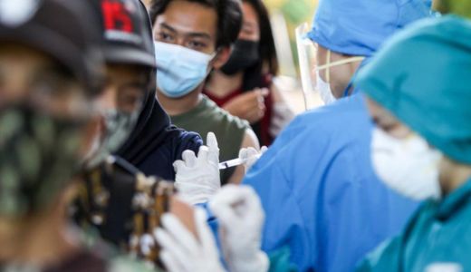 Syamsuar: Vaksinasi Covid-19 di Riau Mulai Menggunakan IndoVak - GenPI.co RIAU