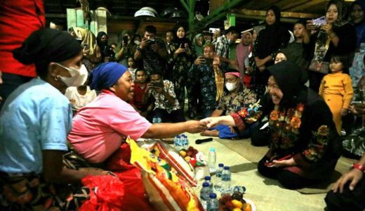 Mensos Risma Kaji Pembanguan Rumah Suku Talang Mamak Riau - GenPI.co RIAU