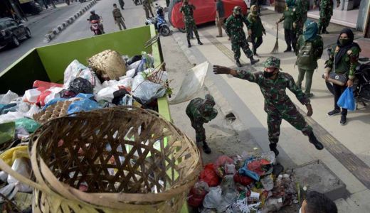 Buang Sampah dari Jendela Mobil di Pekanbaru, Siap-siap Didenda - GenPI.co RIAU