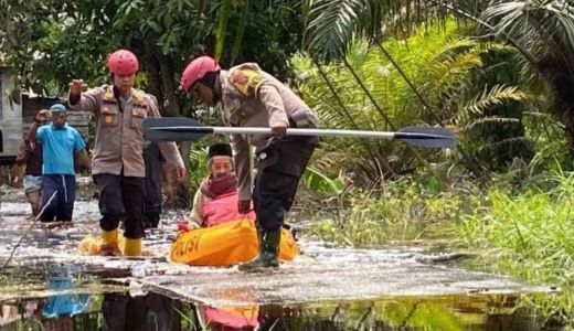 Banjir Terjang Ribuan Rumah di Siak, Air Belum Surut - GenPI.co RIAU