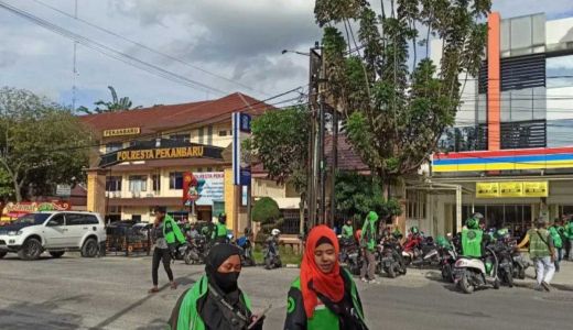 Ratusan Ojol Ribut dengan Petugas Keamanan Perumahan di Pekanbaru - GenPI.co RIAU