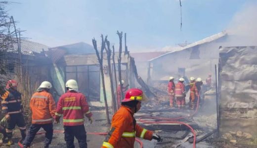 Jinakkan Api di Gudang Tiner, Petugas Damkar Pekanbaru Gugur - GenPI.co RIAU