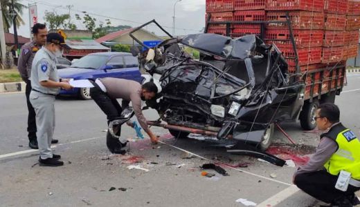 Kecelakaan Mobil Pengangkut Ayam Tabrak Truk di Kampar, 3 Tewas - GenPI.co RIAU