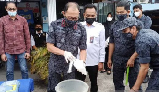 Ungkap Kasus di Pelalawan, BNNP Riau Musnahkan 1 Kg Sabu - GenPI.co RIAU