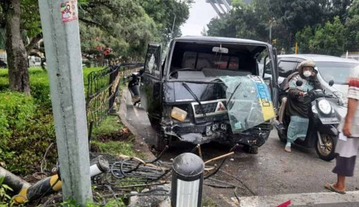 Mobil Pengangkut Ayam Alami Kecelakaan di Pekanbaru Pagi Tadi - GenPI.co RIAU