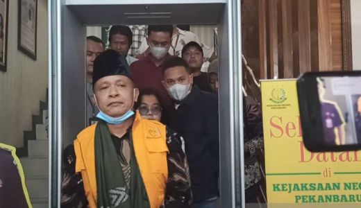 Mantan Rektor UIN Riau Pakai Handphone di Rutan, Langsung Disita - GenPI.co RIAU