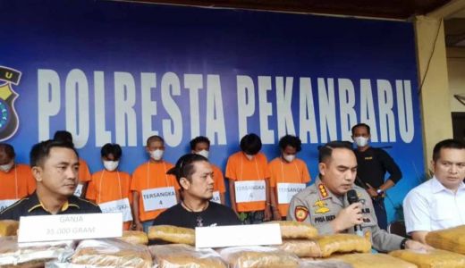 Polresta Pekanbaru Sita 73 Kg Ganja yang Hendak Dikirim ke Jakarta - GenPI.co RIAU