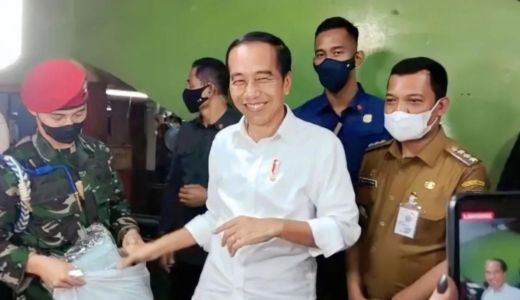 Disambut Warga Pekanbaru, Jokowi Bagi-bagi Sembako dan Baju - GenPI.co RIAU