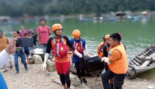Sampan Terbalik, Seorang Pria Ditemukan Tewas Tenggelam di Kampar - GenPI.co RIAU