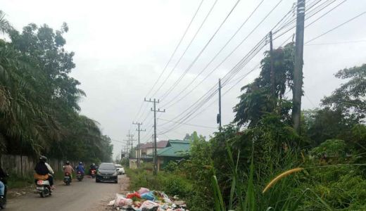 Bau Menyengat, Warga Pekanbaru Keluhkan Tumpukan Sampah di Jalan - GenPI.co RIAU