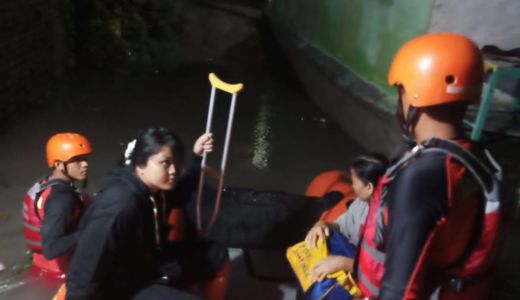 Banjir di Pekanbaru, Tim Basarnas Lakukan Evakuasi Balita - GenPI.co RIAU