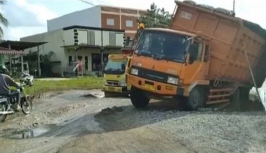 Sering Dilalui Truk Tonase Berat, Sejumlah Jalan di Inhu Rusak - GenPI.co RIAU