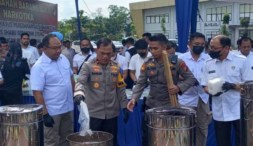 Polda Riau Musnahkan 276 Kg Sabu yang Dipasok dari Malaysia - GenPI.co RIAU