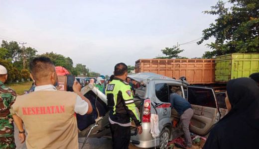 Kecelakaan di Riau, Mobil Tabrak Truk Tronton Timbulkan 3 Korban Jiwa - GenPI.co RIAU