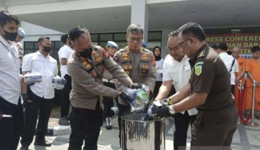 Polda Riau Musnahkan 23,6 Kg Sabu Hasil Pengungkapkan 4 Kasus - GenPI.co RIAU