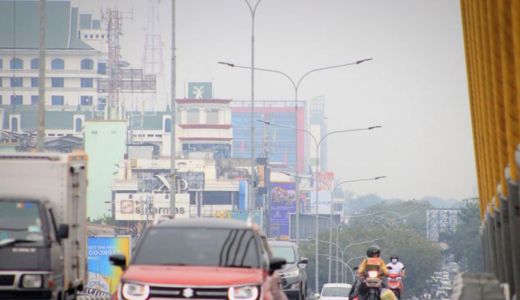 Kabut Asap di Pekanbaru, Dinkes Riau Bagikan Ribuan Masker untuk Siswa SD - GenPI.co RIAU