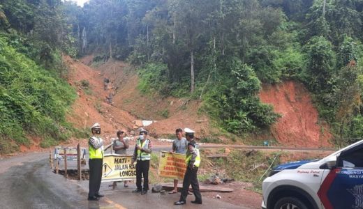 Lihat Tuh Jalan Rusak di Sulsel, Rawan Kecelakaan - GenPI.co SULSEL