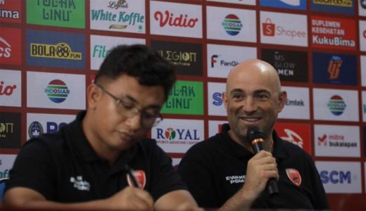 Pelatih PSM Makassar Kesal, Seumur Hidup Baru Kali Ini Dapat Kartu Kuning - GenPI.co SULSEL