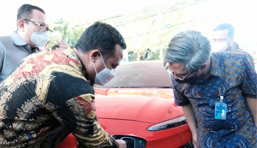 Pro Jokowi, Gubernur Sulsel Pakai Mobil Listrik untuk Kerja - GenPI.co SULSEL