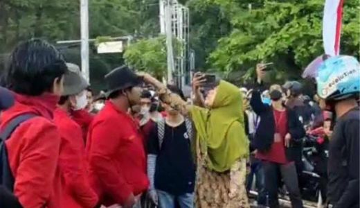 Viral Video Mak-Mak Berhijab Semprot Mahasiswa Unhas Makassar Tolak Kenaikan BBM - GenPI.co SULSEL